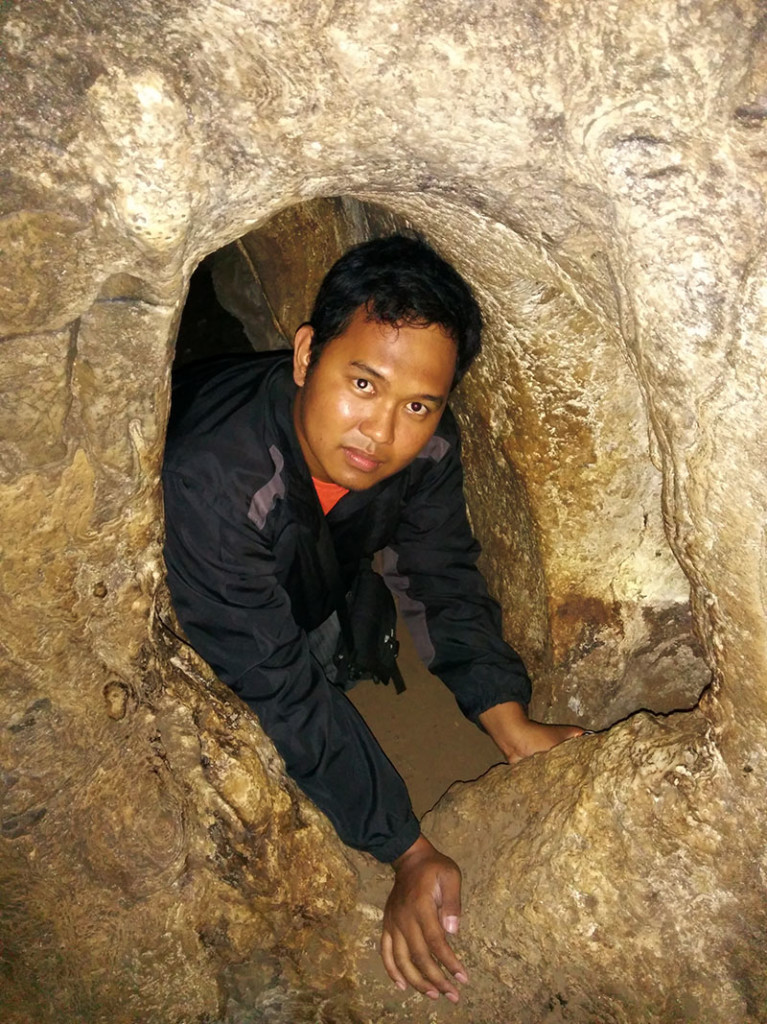 Harus merangkak di lorong sempit untuk mencapai sisi lain dari gua ini