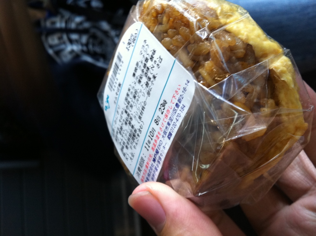 Makan nasi goreng....dalam bentuk onigiri