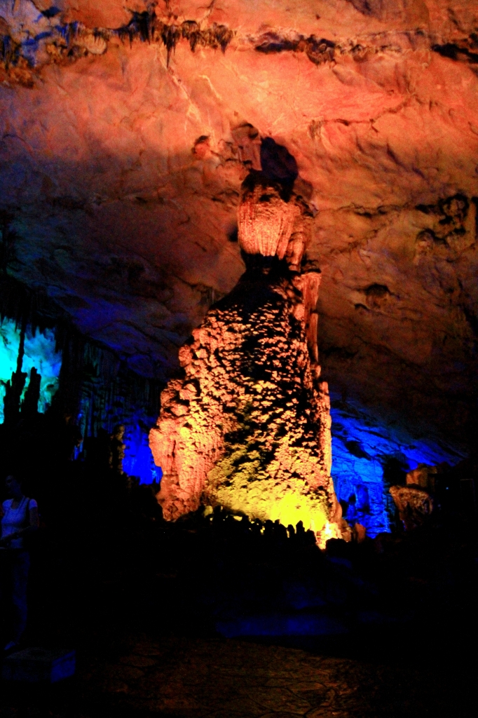 Salah satu isi radi Red Flute Cave. Lampu Lampu hanya bisa aktif dengan kartu khusus yang di pegang guide di sana