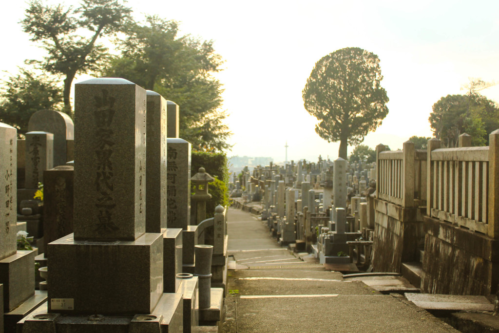 Jalan setapak di komplek pemakaman