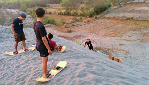 Aktivitas Sandboarding di gumuk pasir